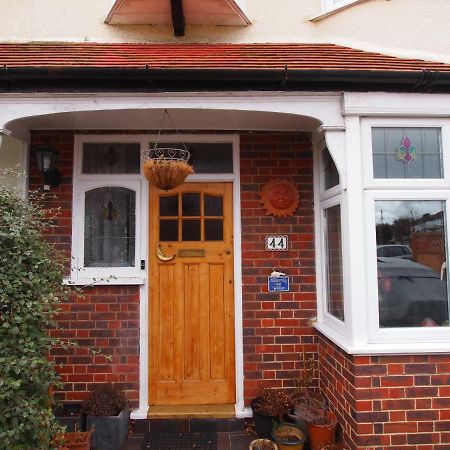 Friendly Home In South London Morden エクステリア 写真