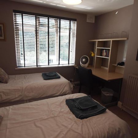 Friendly Home In South London Morden エクステリア 写真