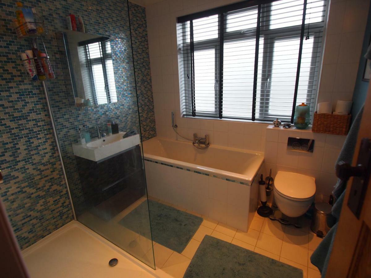 Friendly Home In South London Morden エクステリア 写真