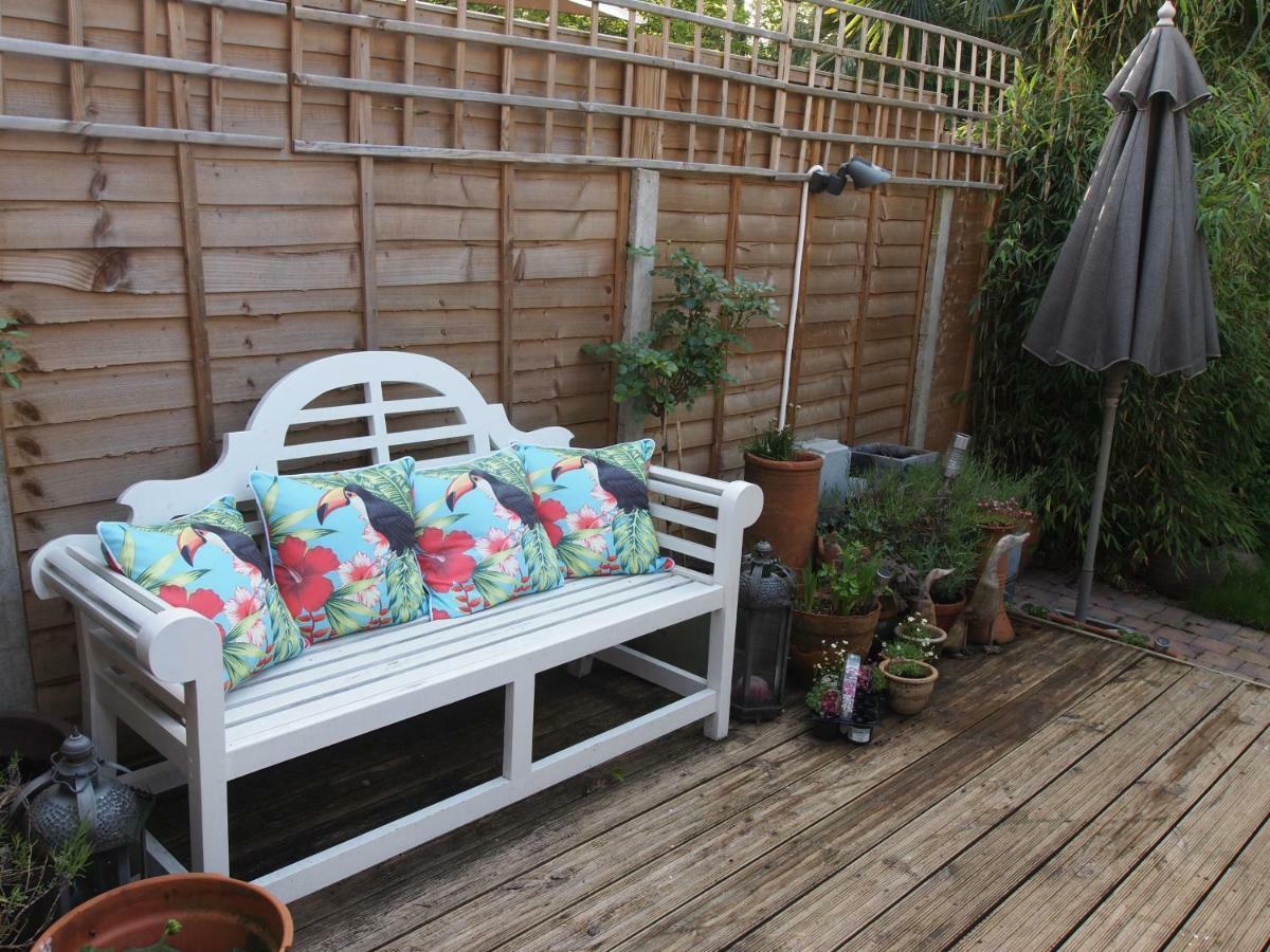 Friendly Home In South London Morden エクステリア 写真