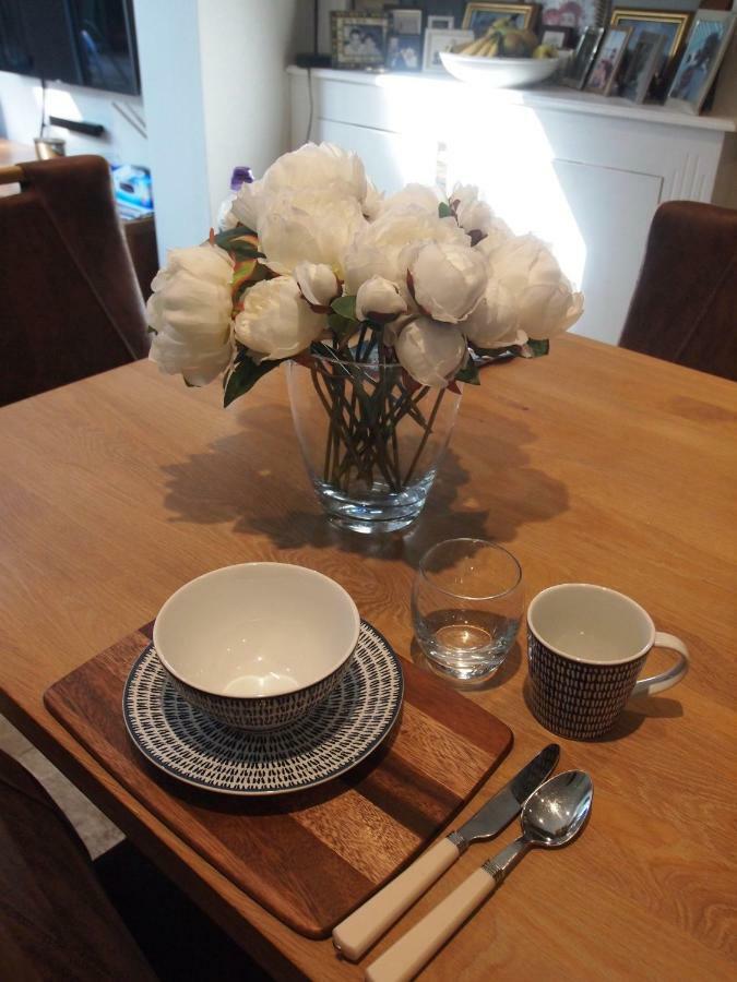 Friendly Home In South London Morden エクステリア 写真