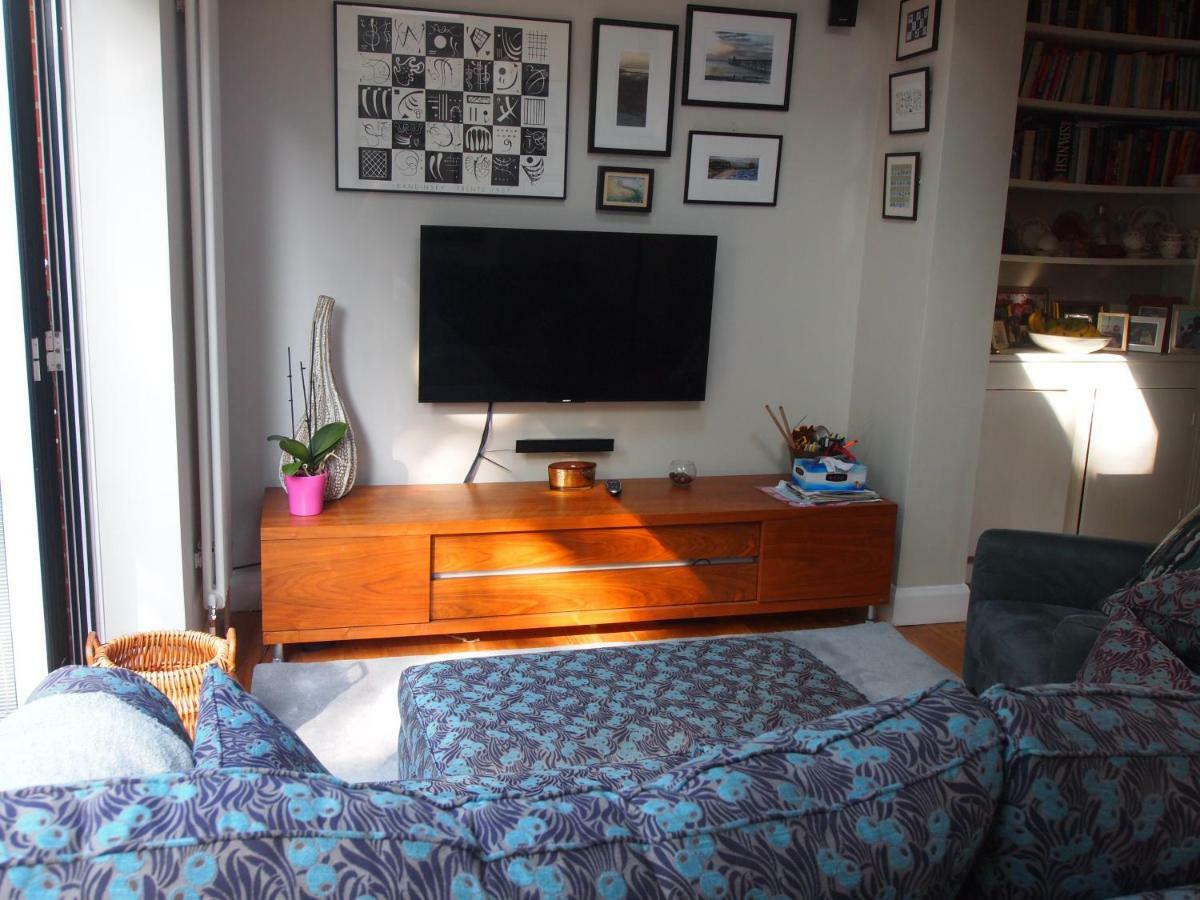 Friendly Home In South London Morden エクステリア 写真
