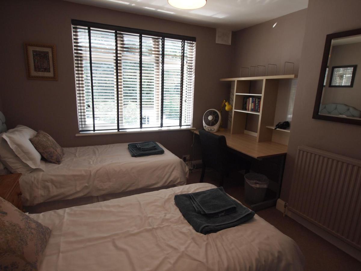 Friendly Home In South London Morden エクステリア 写真